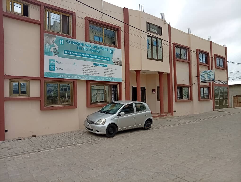 Façade de la Clinique Val de Grâce à Cotonou