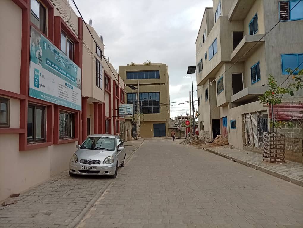 La clinique vue de la rue, avec son enseigne